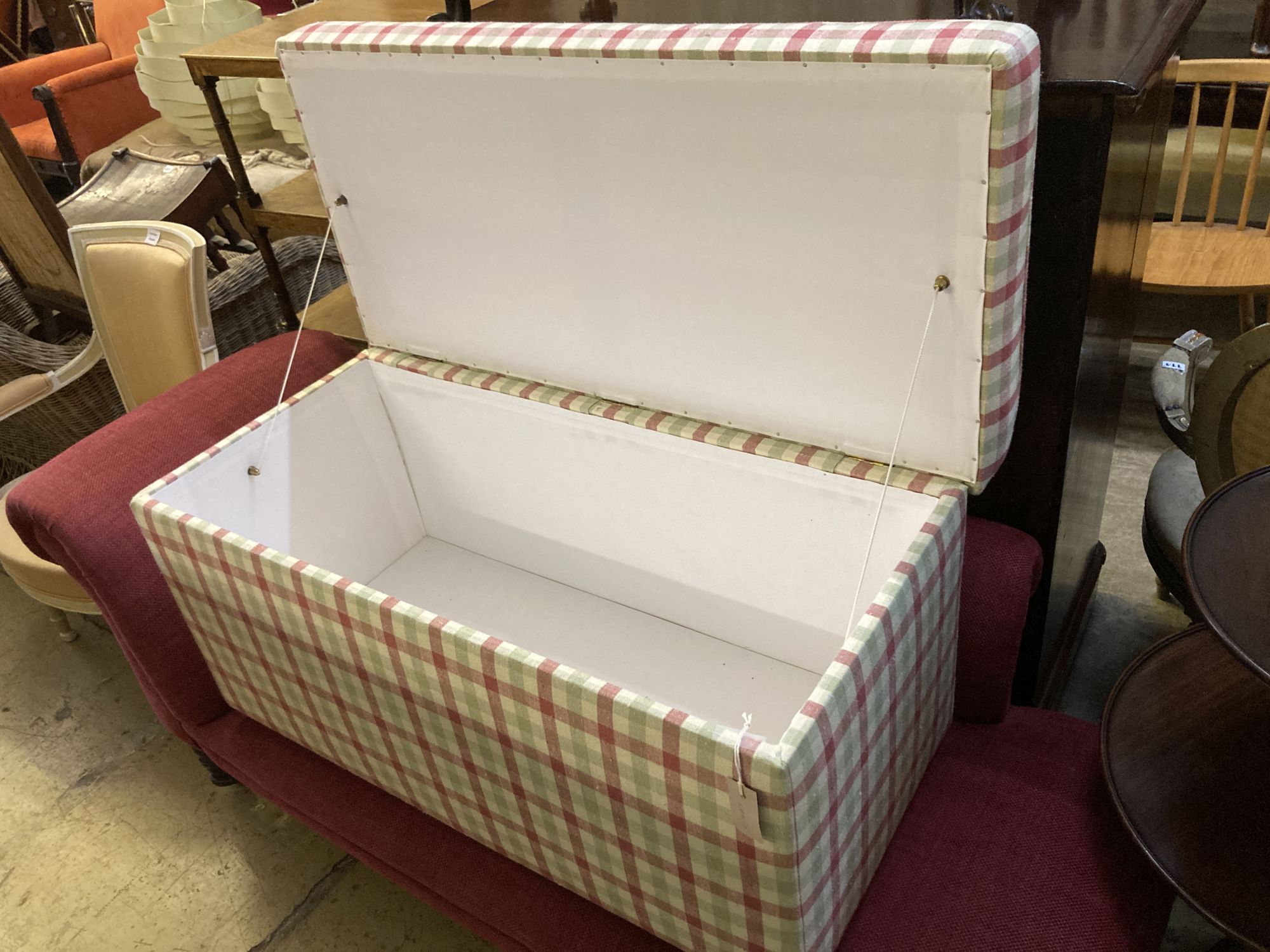 A rectangular upholstered ottoman seat, length 106cm, depth 52cm, height 52cm